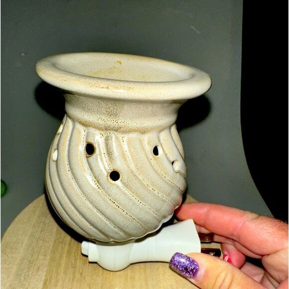 SCENTSY WAX Warmer Plug In - Picture 1 of 2